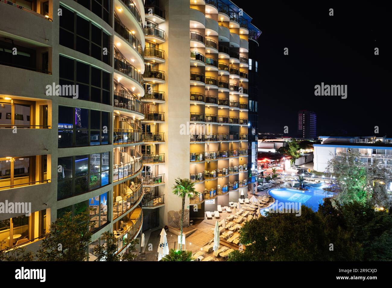 Sunny Beach, Bulgaria - giugno 2023: Vista notturna dello Smartline Meridian Hotel dal balcone dell'hotel Dunav a Sunny Beach, Bulgaria. Foto Stock