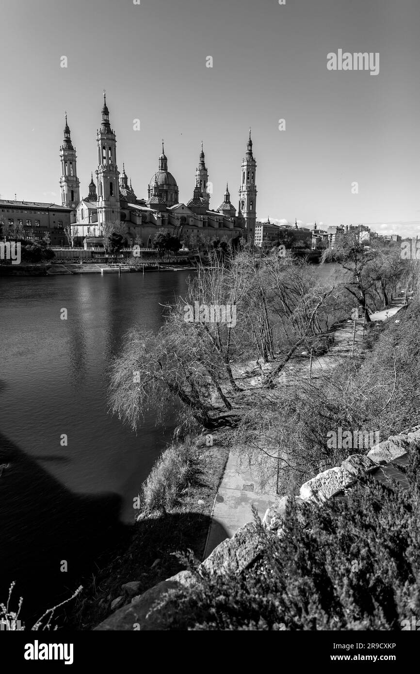 La cattedrale-basilica di nostra Signora del pilastro è una chiesa cattolica romana sul fiume Ebro a Saragozza, Aragona, Spagna. Foto Stock