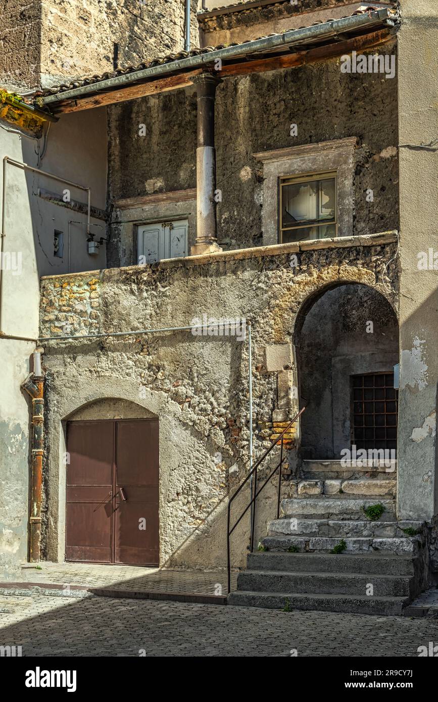 Scorci di vicoli, scale, portici, decorazioni, archi e case della città medievale di popoli. Popoli, provincia di Pescara, Abruzzo, Italia Foto Stock