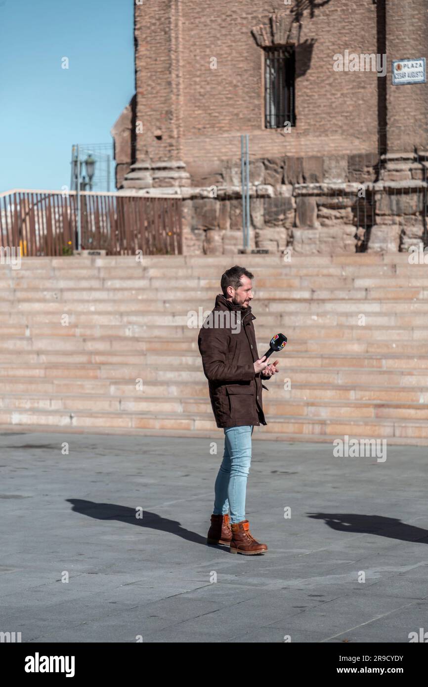 Saragozza, Spagna - 14 febbraio 2022: Giornalisti di Aragon TV, un canale televisivo locale di Aragona, Spagna, che lavorano in piazza Cesar Augusto. Foto Stock