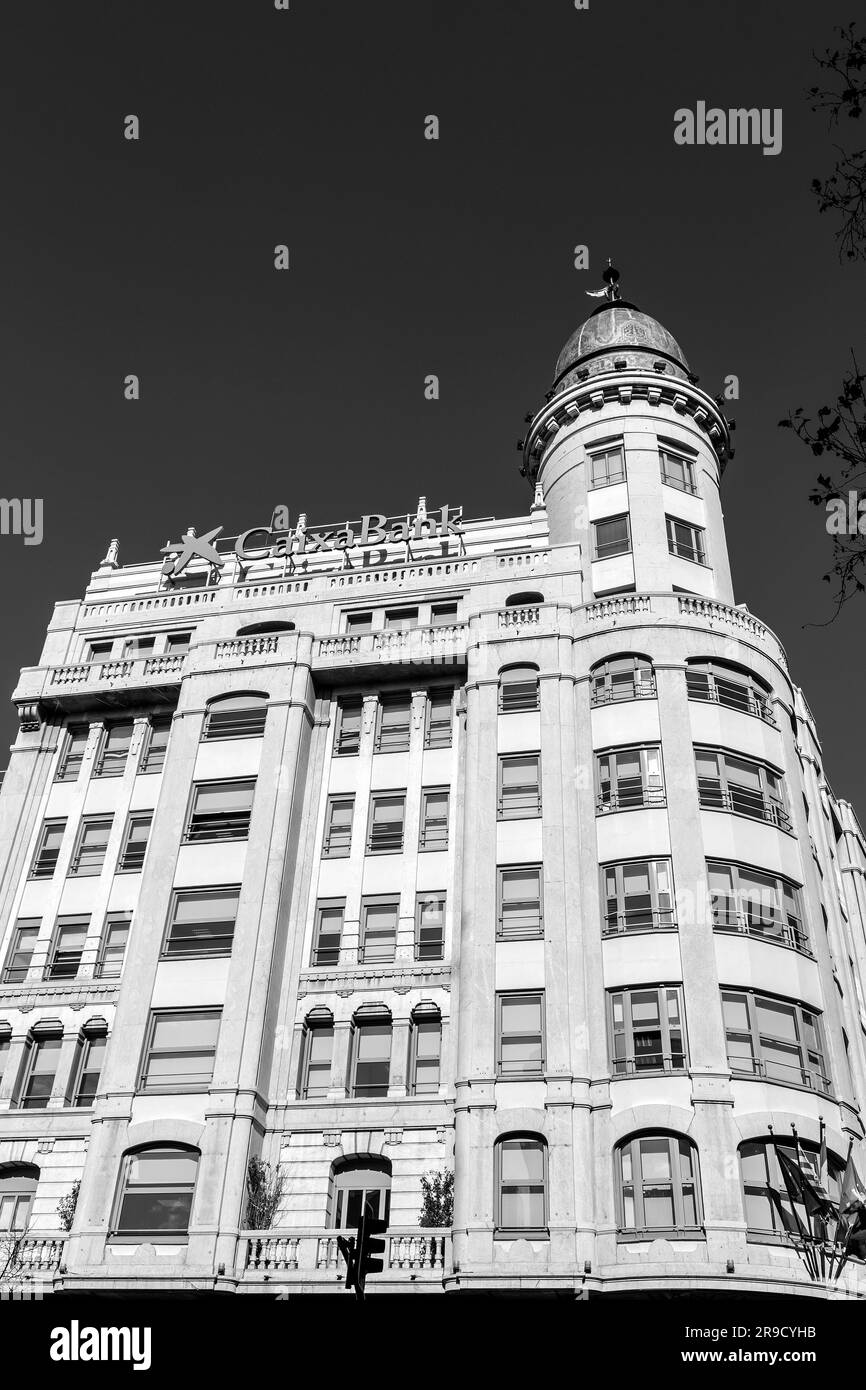 Saragozza, Spagna - 14 febbraio 2022: CaixaBank, SA è una multinazionale spagnola di servizi finanziari con sede a Valencia. Foto Stock