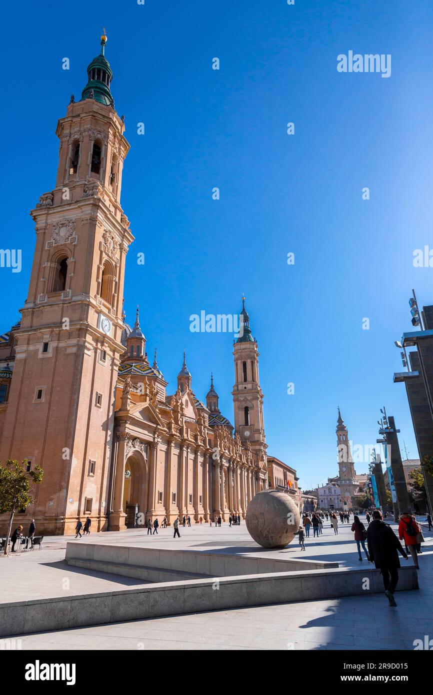 Saragozza, Spagna - 14 febbraio 2022: La cattedrale-basilica di nostra Signora del pilastro è una chiesa cattolica romana sul fiume Ebro a Saragozza, Aragona Foto Stock