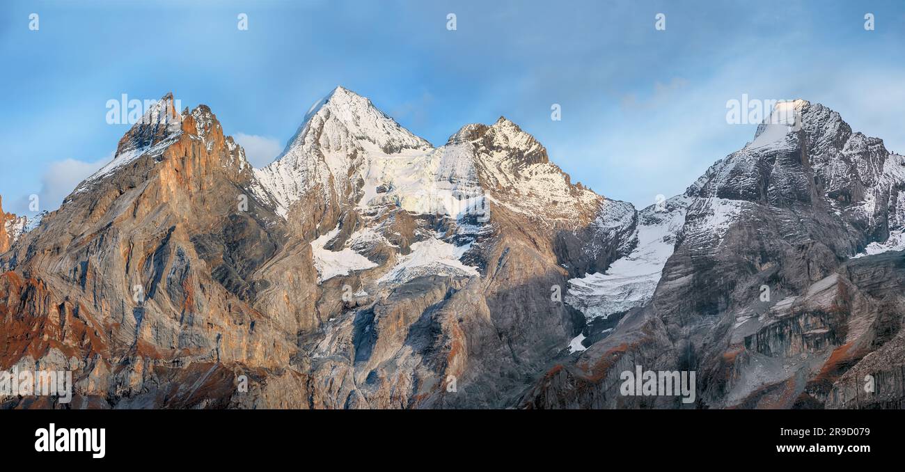Spettacolare vista autunnale della vetta del Bluemlisalp. Scenario delle Alpi svizzere.posizione: Valle dell'Oeschinen, Cantone di Berna, Svizzera, Europa Foto Stock