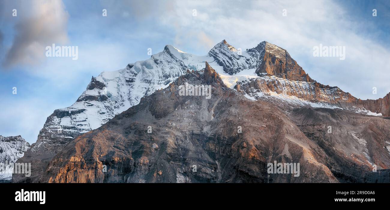 Spettacolare vista autunnale della vetta del Bluemlisalp. Scenario delle Alpi svizzere.posizione: Valle dell'Oeschinen, Cantone di Berna, Svizzera, Europa Foto Stock