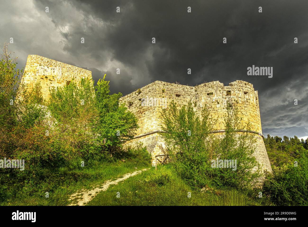 I ruderi del castello di Cantelmo, circondati da una pineta alle pendici del Monte Morrone, si affacciano sul centro storico di popoli. Abruzzo Foto Stock