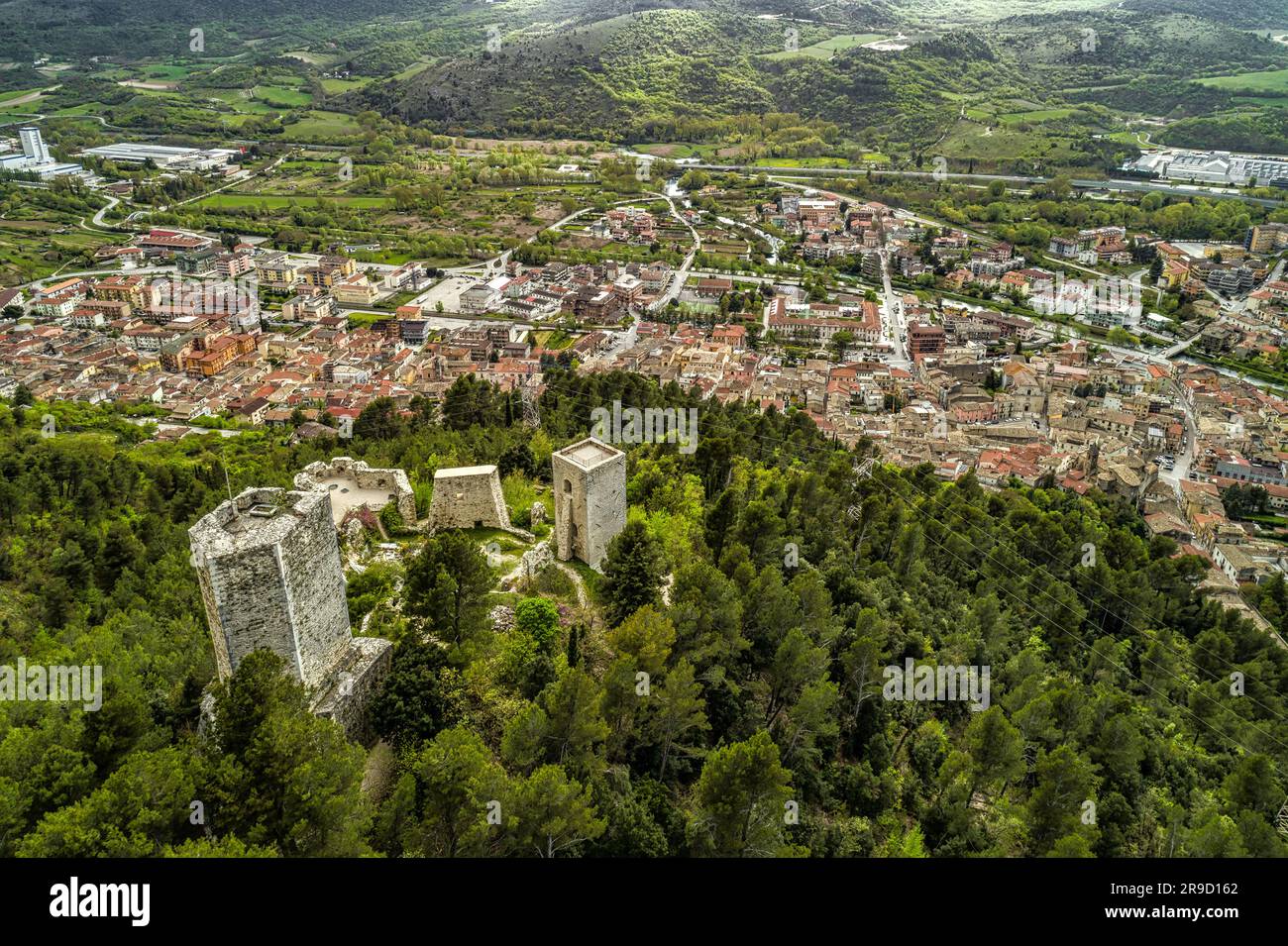 Vista aerea del castello di Cantelmo a popoli, circondato dalla pineta sul Monte Morrone. Popoli, provincia di Pescara, Abruzzo, Italia, Europa Foto Stock
