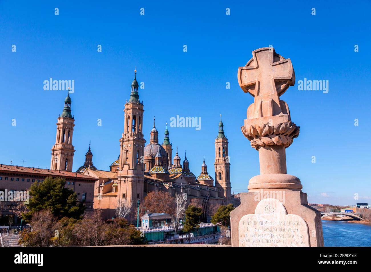 Saragozza, Spagna - 14 febbraio 2022: Croce commemorativa di Basilio Boggiero sul Puente de Piedra sul fiume Ebro a Saragozza. Foto Stock