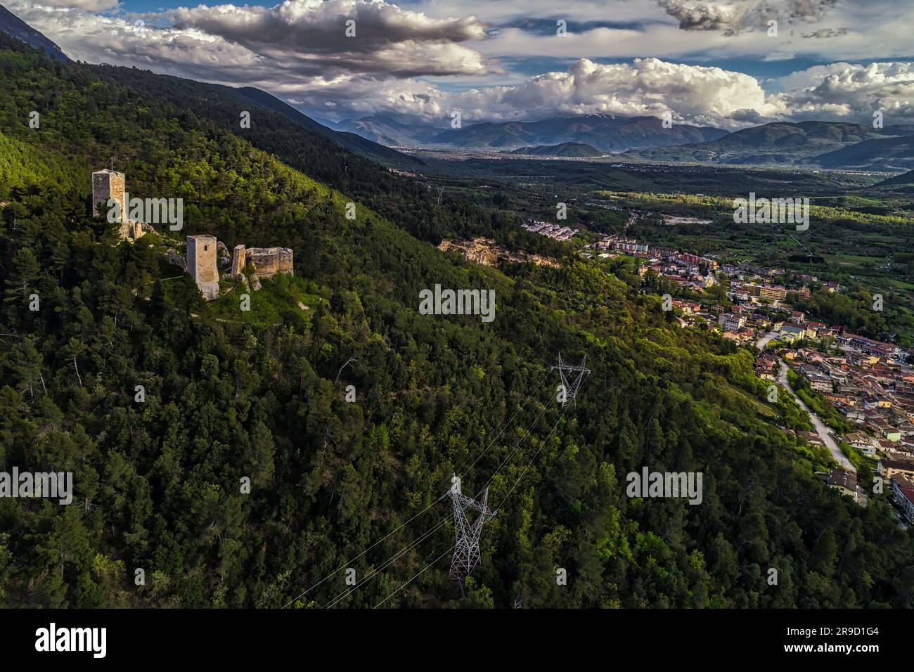 Vista aerea del castello di Cantelmo a popoli, circondato dalla pineta sul Monte Morrone. Popoli, provincia di Pescara, Abruzzo, Italia, Europa Foto Stock