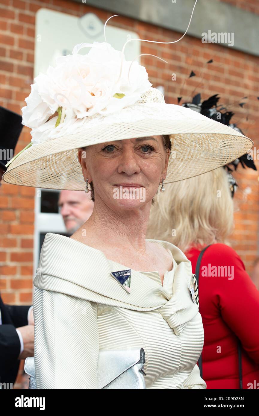 Ascot, Berkshire, Regno Unito. 23 giugno 2023. È stato un altro giorno di moda e cappelli quando gli automobilisti arrivano all'ippodromo di Ascot per il quarto giorno di Royal Ascot. Credito: Maureen McLean/Alamy Foto Stock