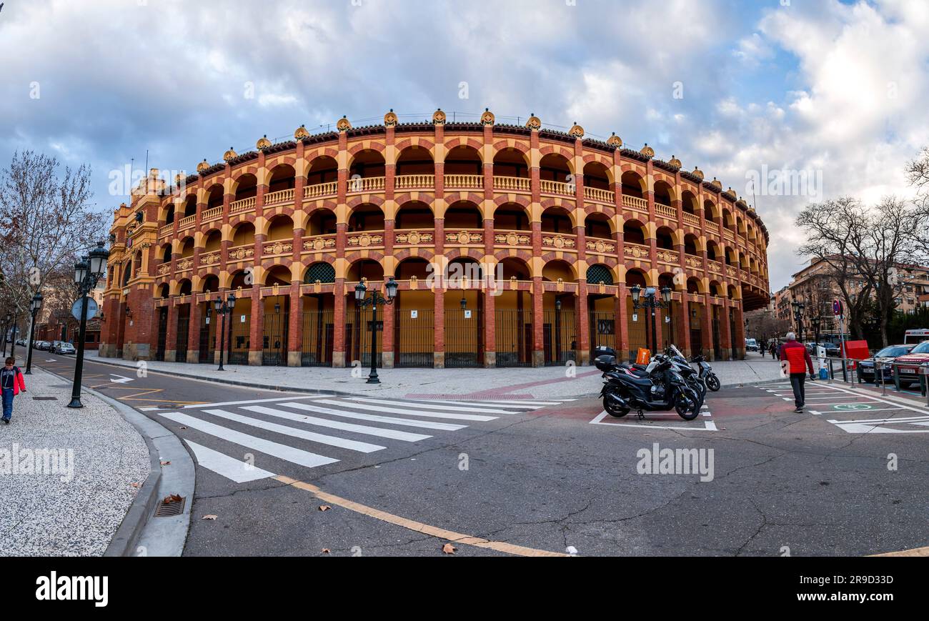 Saragozza, Spagna - 14 febbraio 2022: Plaza de Toros de Zaragoza è un'arena di Saragozza, Spagna. Attualmente è utilizzato per la lotta contro i tori. Aperto nel 1764 wi Foto Stock