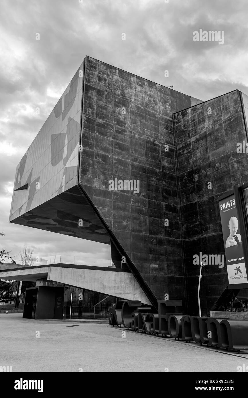 Saragozza, Spagna - 14 febbraio 2022: CaixaForum è una serie di musei, gallerie e centri espositivi sponsorizzati dalla banca catalana e senza scopo di lucro Foto Stock
