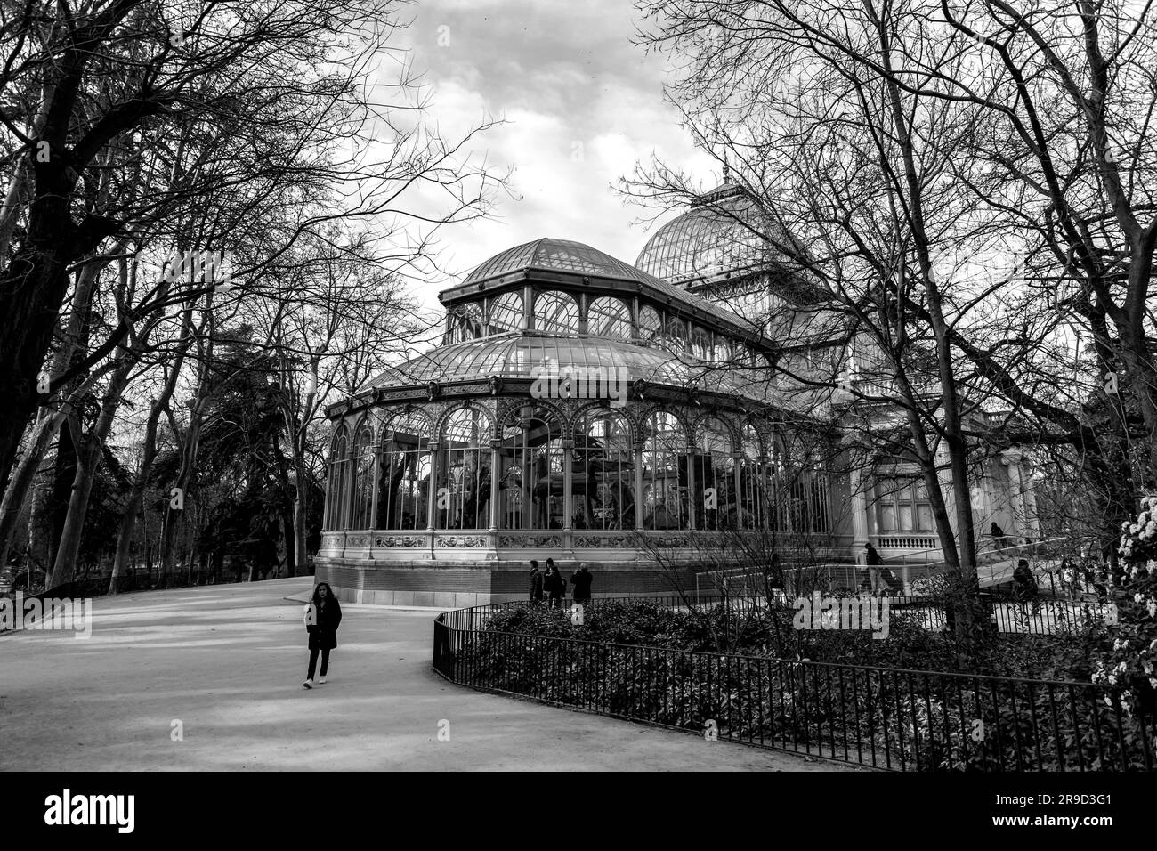 Madrid, Spagna - FEB 16, 2022: El Palacio de Cristal, The Glass Palace è una serra situata nel Parco del Buen Retiro di Madrid. Originariamente progettato come Foto Stock