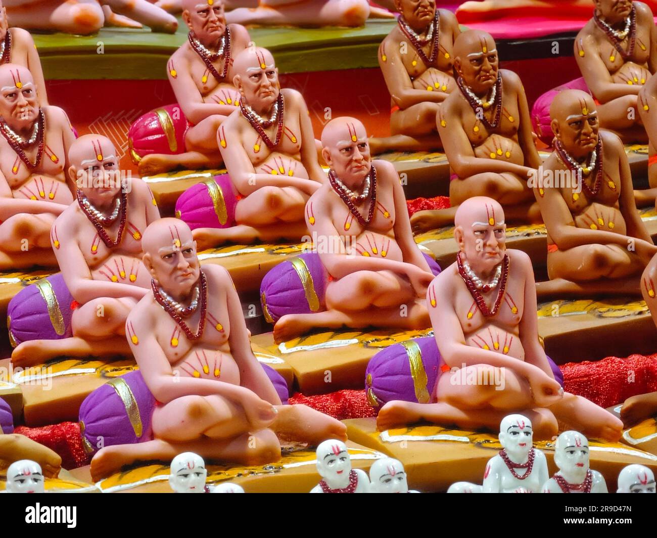 24 giugno 2023, statua del dio indiano Shri Swami Samarth hindu in vendita ad Akkalkot, Maharashtra, India. Foto Stock 24 giugno 2023, statua del dio indiano Shri Swami Samarth hindu in vendita ad Akkalkot, Maharashtra, India. Foto Stock