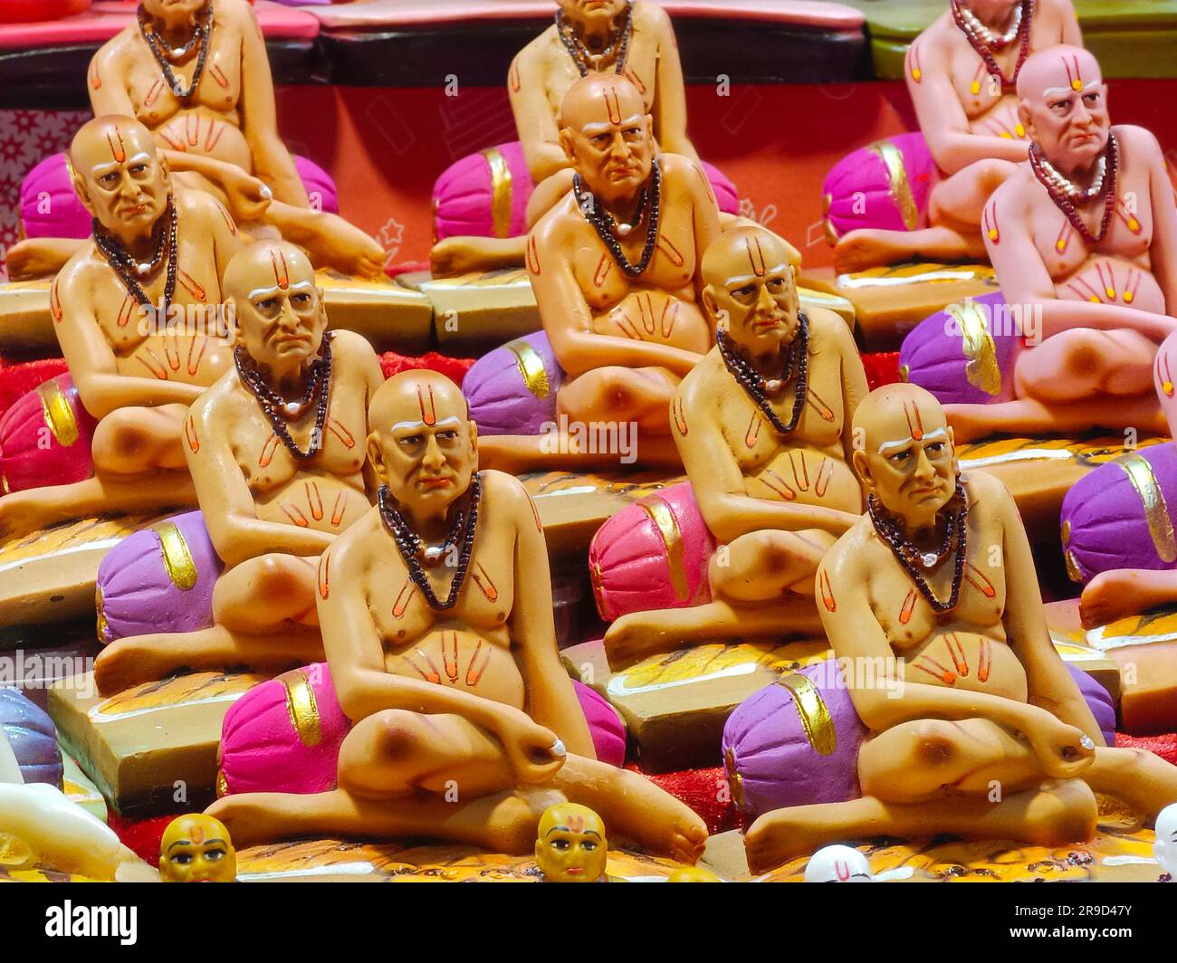 24 giugno 2023, statua del dio indiano Shri Swami Samarth hindu in vendita ad Akkalkot, Maharashtra, India. Foto Stock 24 giugno 2023, statua del dio indiano Shri Swami Samarth hindu in vendita ad Akkalkot, Maharashtra, India. Foto Stock