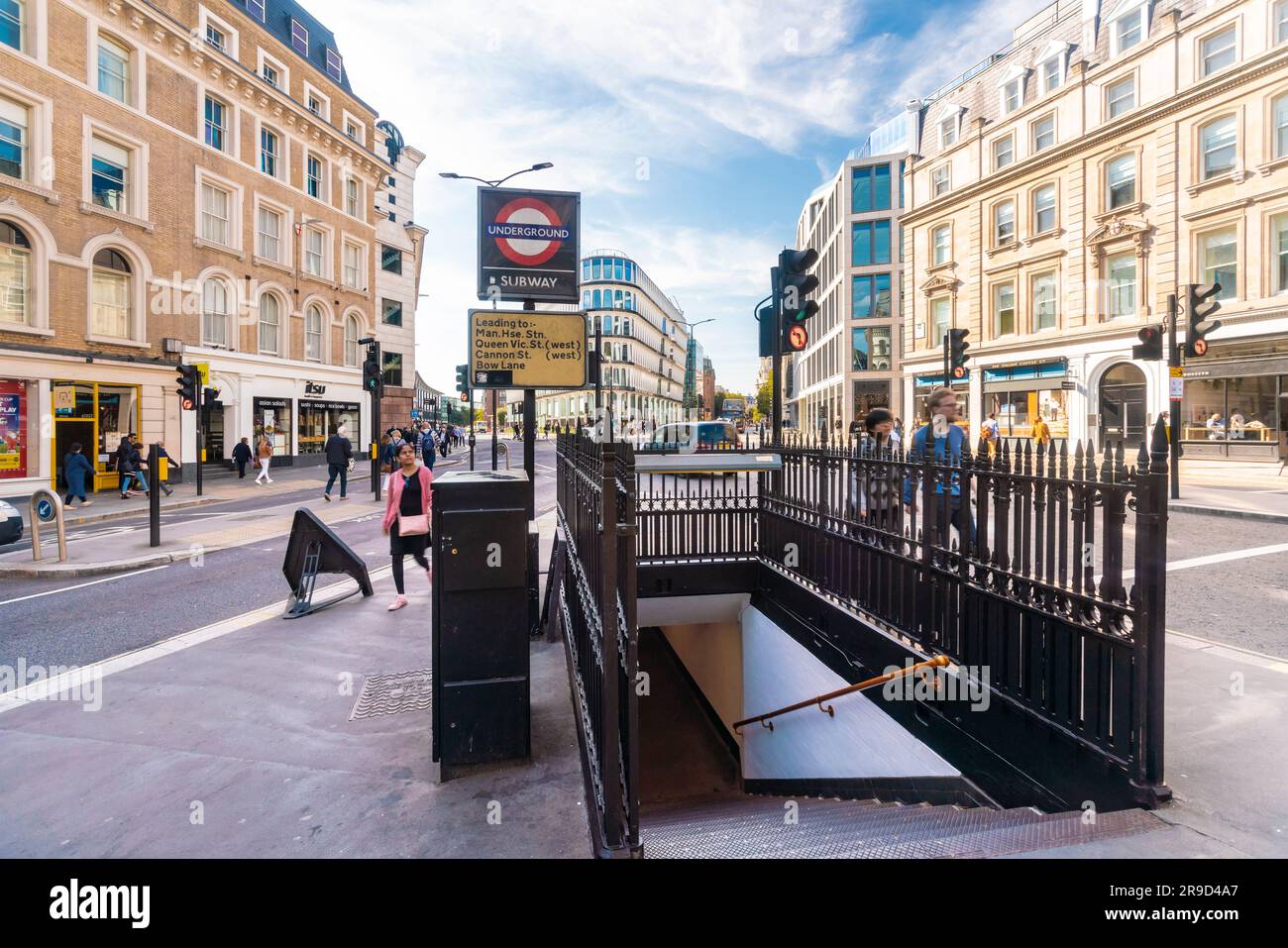 Prendi l'uscita della metropolitana a Mansion House presso Queen Victoria e Cannon Street Foto Stock