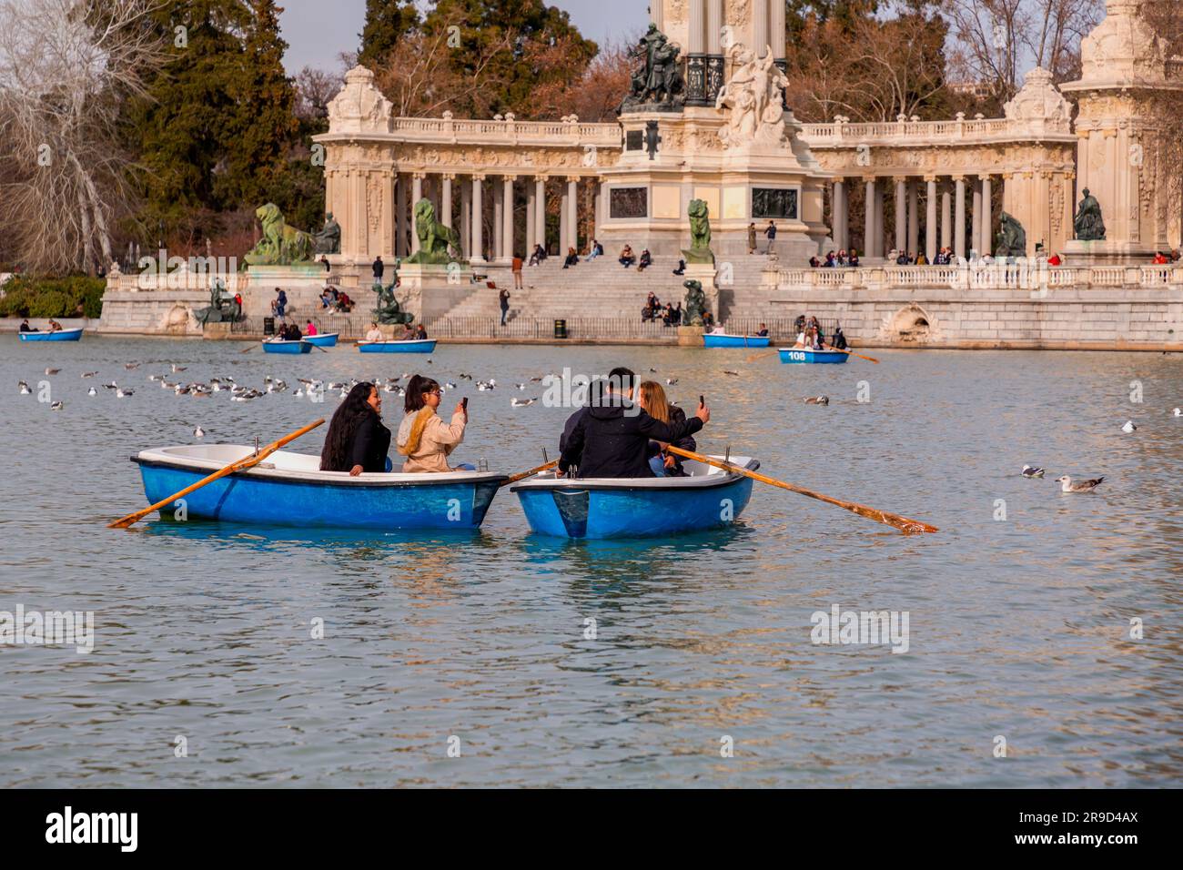 Madrid, Spagna - FEB 16, 2022: Gente che si diverte sulle barche a remi sullo stagno all'interno del Parco del Buen Retiro a Madrid, Spagna. Foto Stock