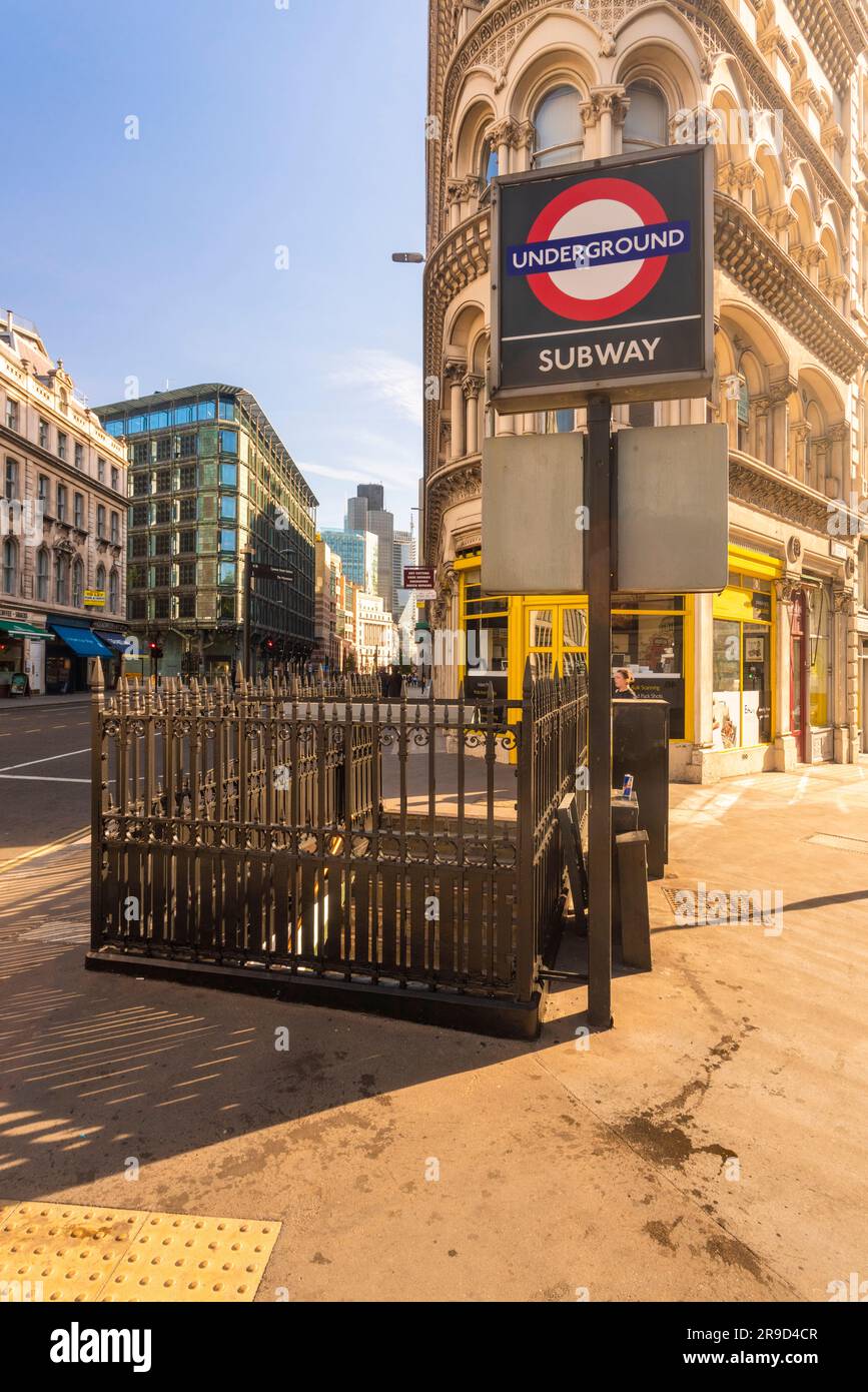 Uscita della metropolitana Mansion House a Cannon Street con la città di londra sul retro Foto Stock