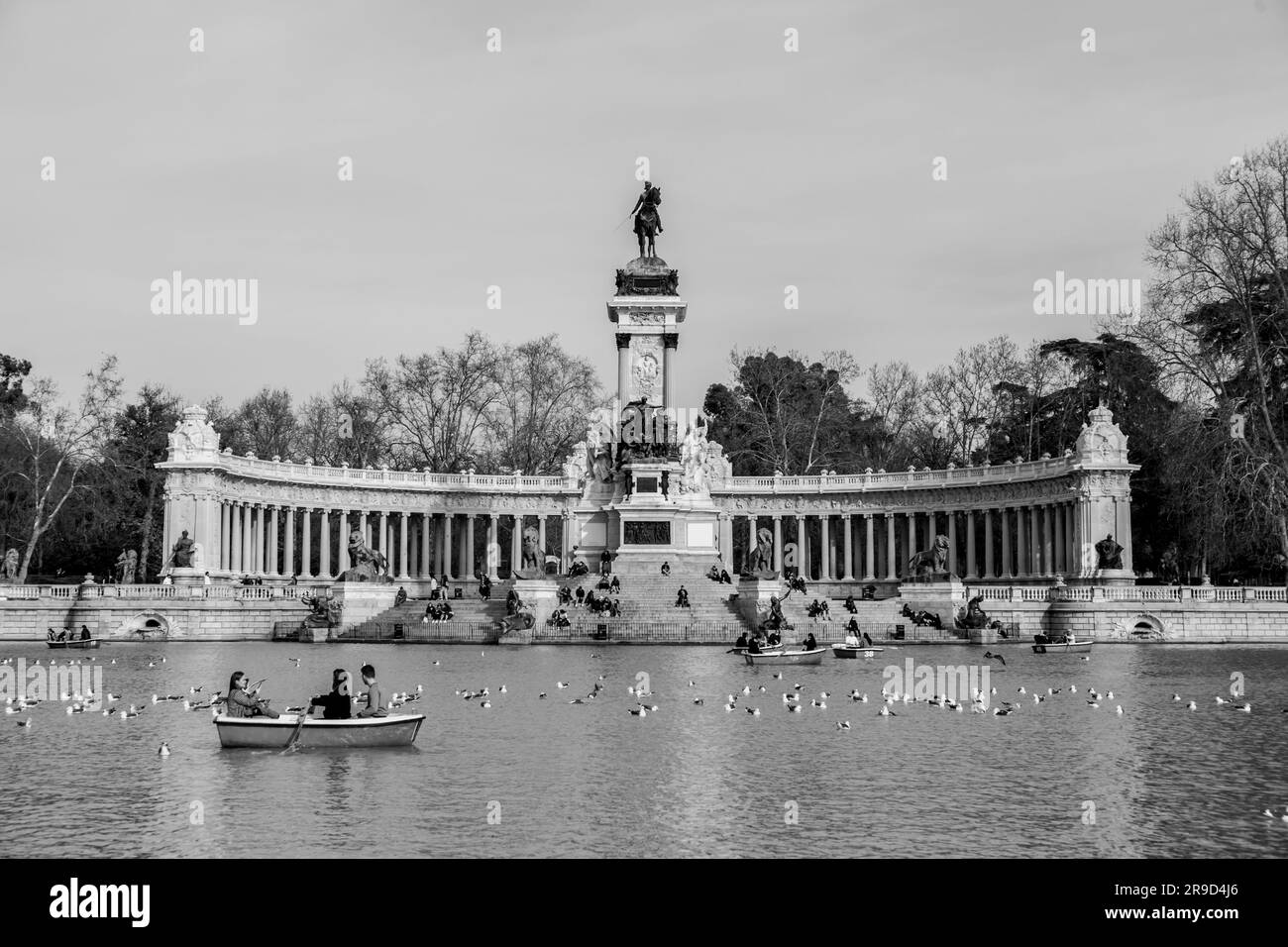 Madrid, Spagna - FEB 16, 2022: Gente che si diverte sulle barche a remi sullo stagno all'interno del Parco del Buen Retiro a Madrid, Spagna. Foto Stock