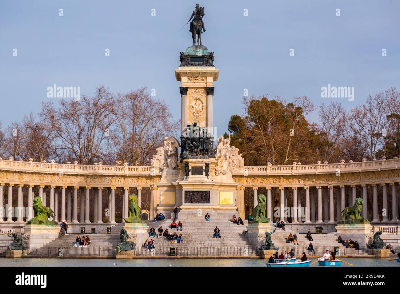 Madrid, Spagna - FEB 16, 2022: Gente che si diverte sulle barche a remi sullo stagno all'interno del Parco del Buen Retiro a Madrid, Spagna. Foto Stock