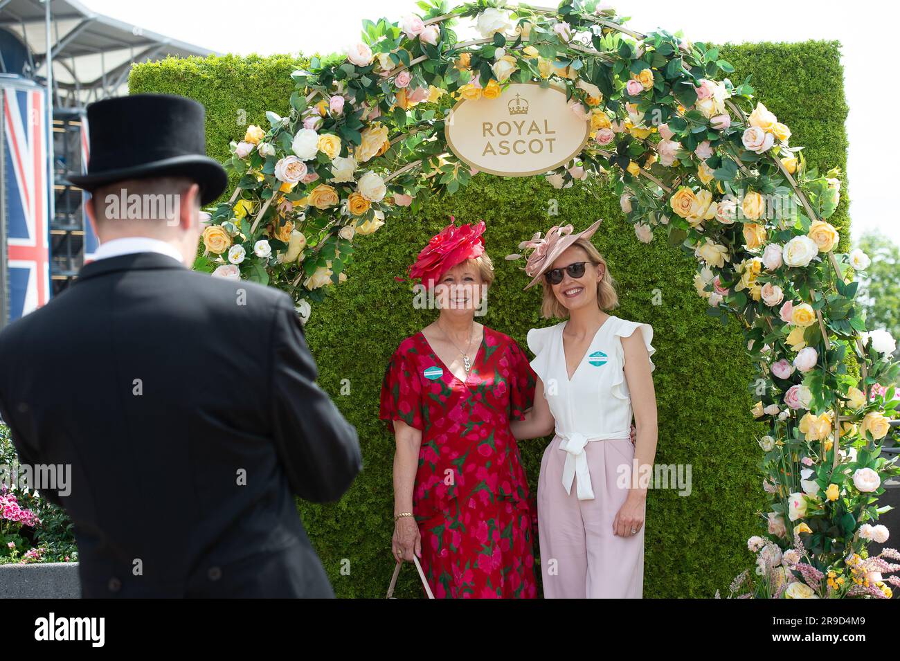 Ascot, Berkshire, Regno Unito. 23 giugno 2023. È stato un altro giorno di moda e cappelli quando gli automobilisti arrivano all'ippodromo di Ascot per il quarto giorno di Royal Ascot. Credito: Maureen McLean/Alamy Foto Stock