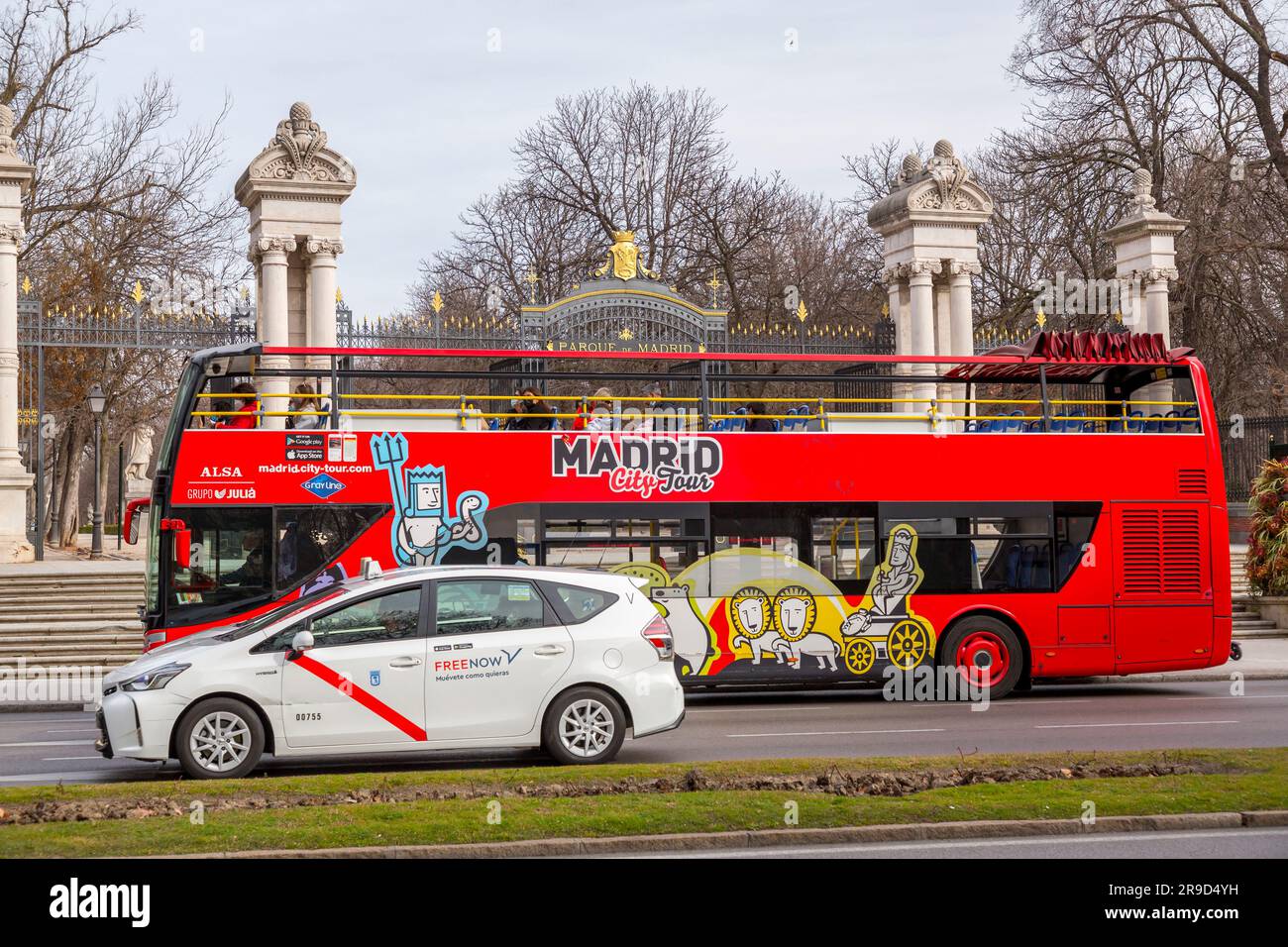 Madrid, Spagna - 16 febbraio 2022: Autobus per il tour della città di Madrid per le strade di Madrid, che porta i visitatori nei luoghi più significativi da vedere in città. Foto Stock