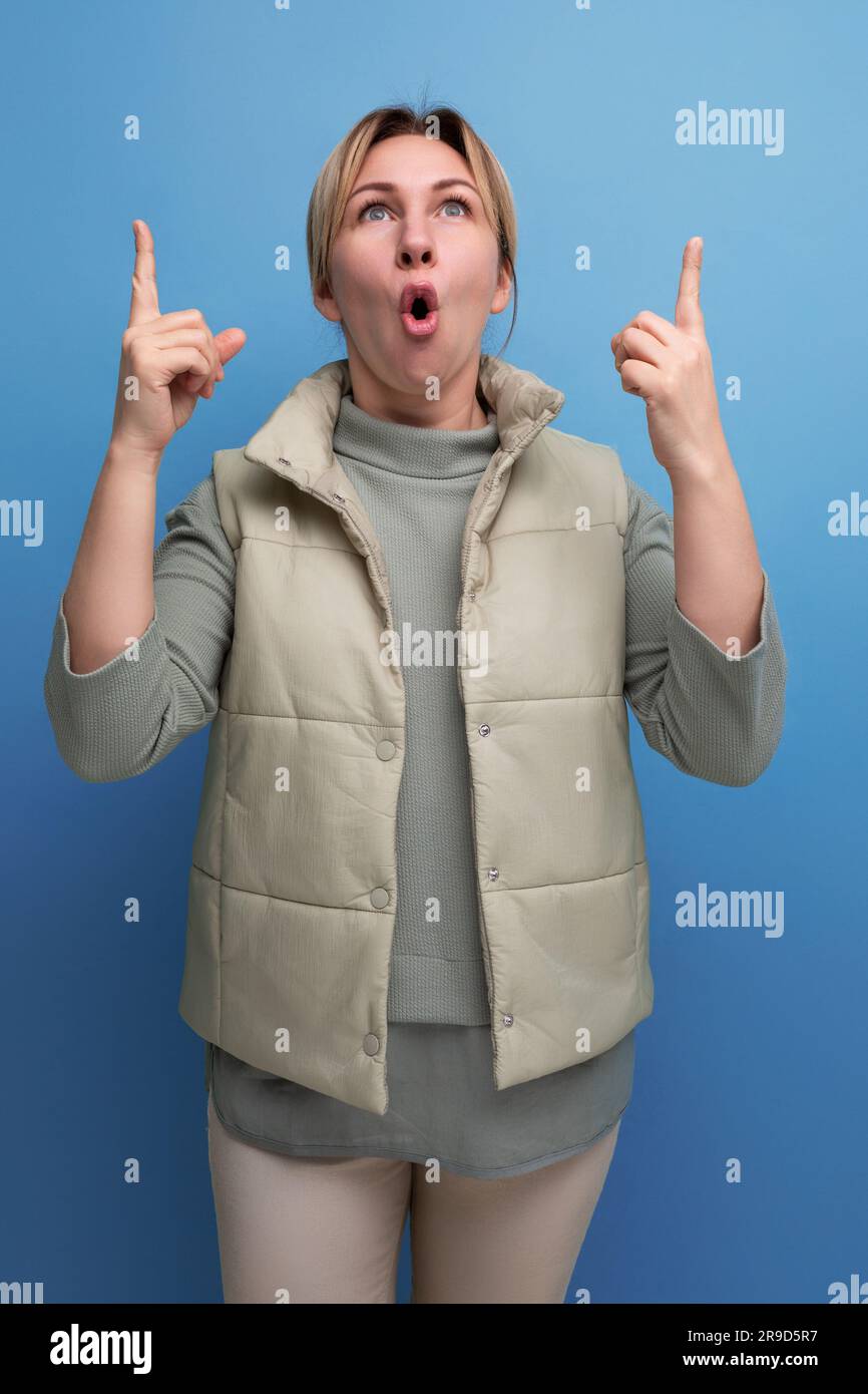 l'ottimista ha sorpreso la giovane donna bionda europea per avere un'idea Foto Stock