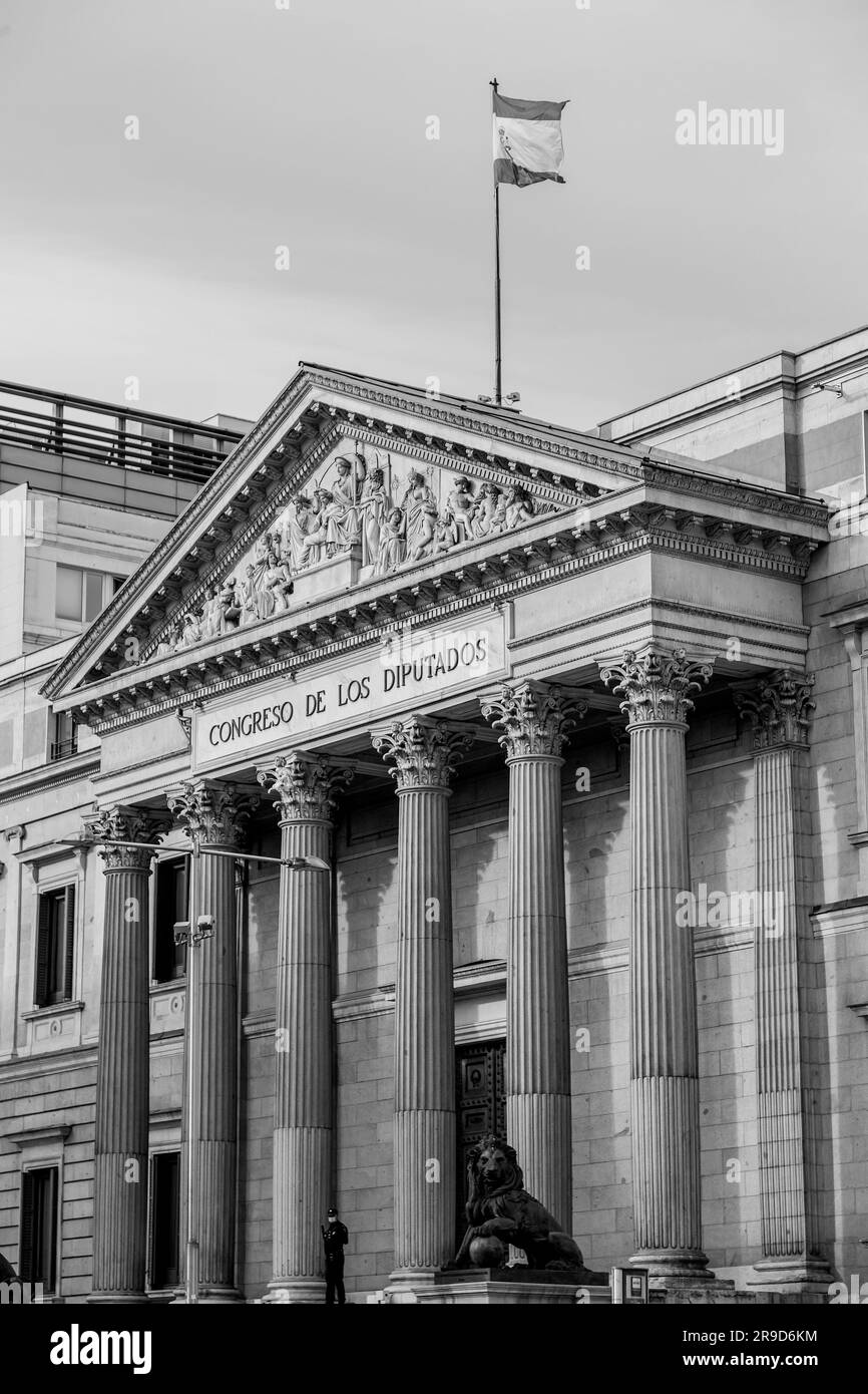 Madrid, Spagna - 16 febbraio 2022: Il Palacio de las Cortes è un edificio di Madrid dove si riunisce il Congresso dei deputati spagnolo. Costruito da Narciso Pascual col Foto Stock