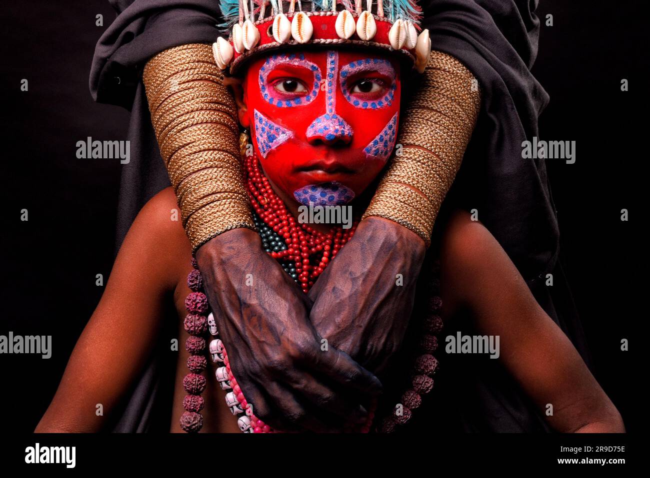 Kolkata, India. 25 giugno 2023. Una posa bambino con il suo volto dipinto come parte del loro Impersonating Act sul tema delle diverse culture tribali. Da generazioni gli artisti Bahurupi del Bengala Occidentale praticano l'arte della pittura facciale. Utilizzando le loro tecniche di pittura possono facilmente metamorfosi in diversi personaggi durante una performance, che spesso rappresenta miti tribali. Questi artisti tradizionali si guadagnano da vivere dalle loro esibizioni, facendo affidamento sulla generosità del pubblico per il loro reddito. Credito: SOPA Images Limited/Alamy Live News Foto Stock