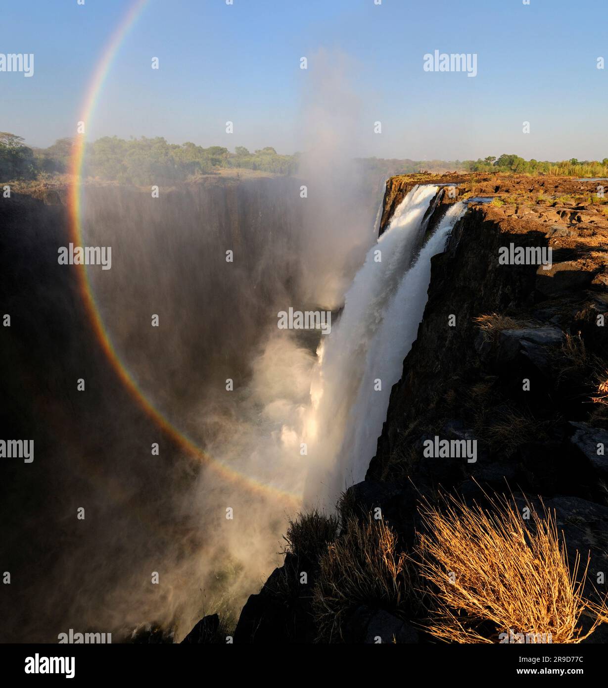 Arcobaleno alle Cascate Vittoria, fiume Zambesi, Livingstone, Provincia meridionale, Zambia Foto Stock