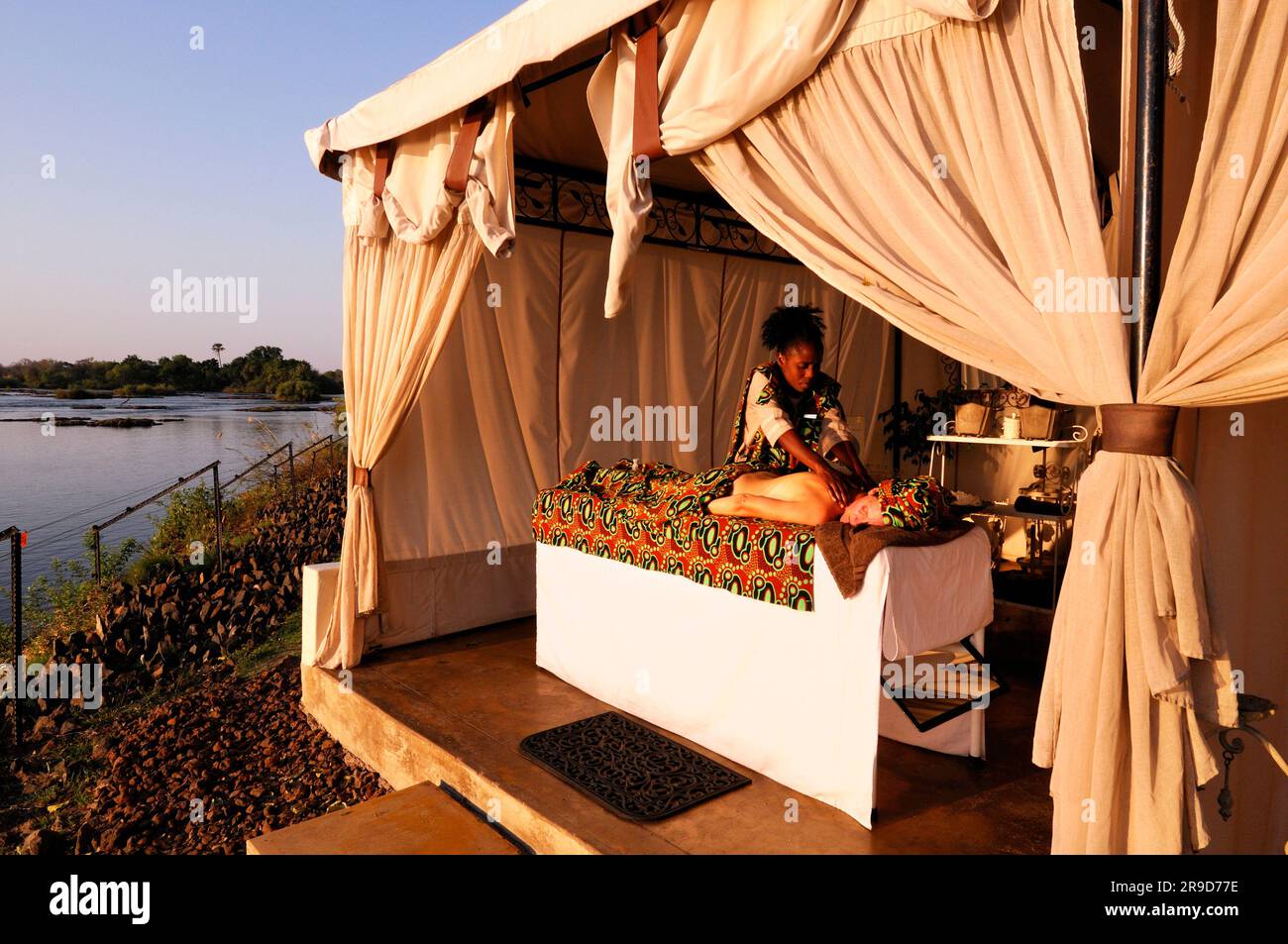 Massaggio Royal Spa presso il fiume Zambesi, l'hotel Royal Livingstone, Livingstone, Provincia meridionale, Zambia Foto Stock