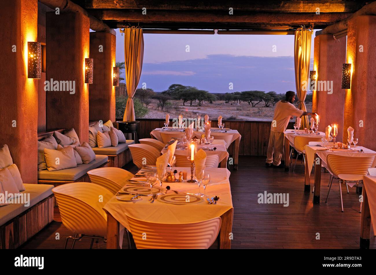 Ristorante, The Fort at Fisher's Pan, Onguma Safari Camp, vicino al Parco Nazionale di Etosha, alla regione di Kunene, Namibia Foto Stock