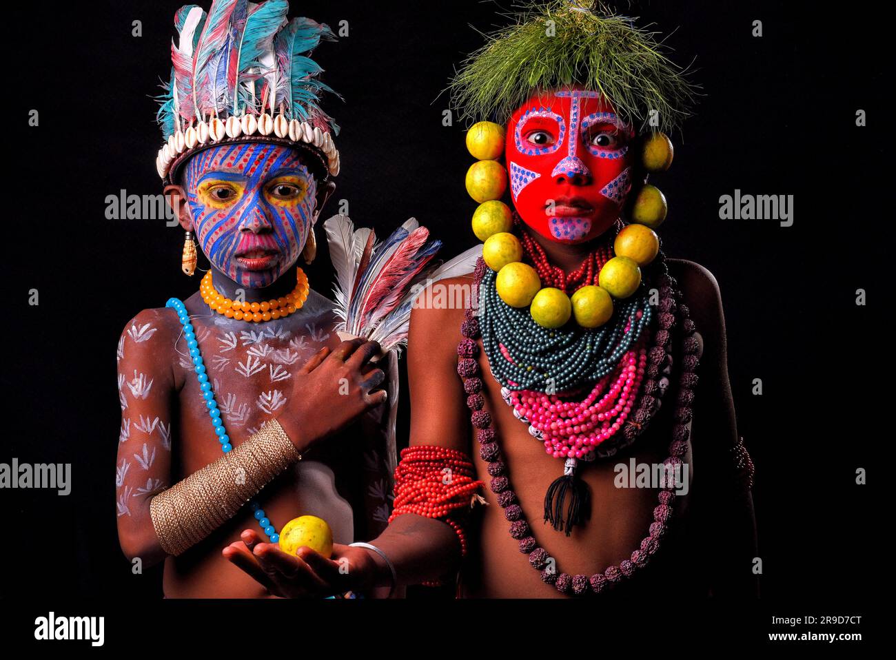 Kolkata, India. 25 giugno 2023. I bambini piccoli rappresentano un atto sul tema delle diverse culture tribali. Da generazioni gli artisti Bahurupi del Bengala Occidentale praticano l'arte della pittura facciale. Utilizzando le loro tecniche di pittura possono facilmente metamorfosi in diversi personaggi durante una performance, che spesso rappresenta miti tribali. Questi artisti tradizionali si guadagnano da vivere dalle loro esibizioni, facendo affidamento sulla generosità del pubblico per il loro reddito. Credito: SOPA Images Limited/Alamy Live News Foto Stock