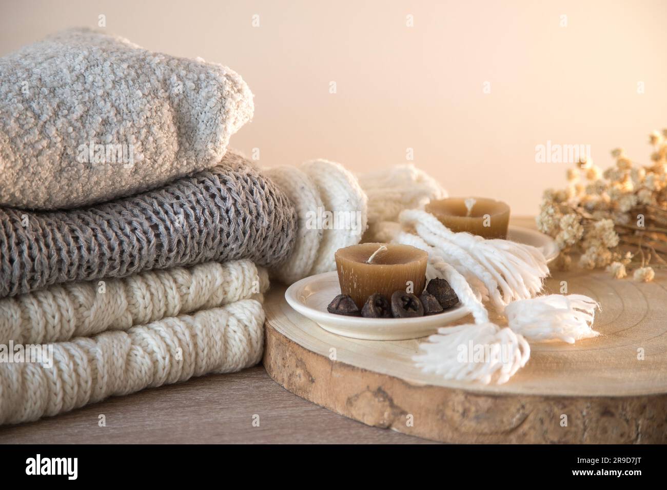 Dettaglio di arredo organico e accogliente, in toni pastello e autunnali, prevalentemente legno e tessuti. Splendido concetto di benessere e tranquillità Foto Stock