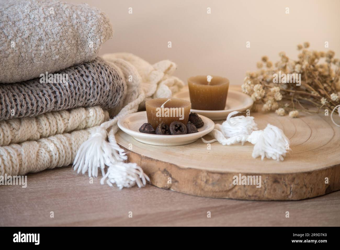 Dettaglio di arredo organico e accogliente, in toni pastello e autunnali, prevalentemente legno e tessuti. Splendido concetto di benessere e tranquillità Foto Stock