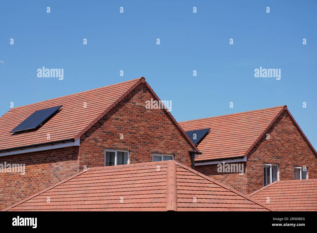 Tetti di case di nuova costruzione con pannelli solari. nuove case in sviluppo residenziale Foto Stock