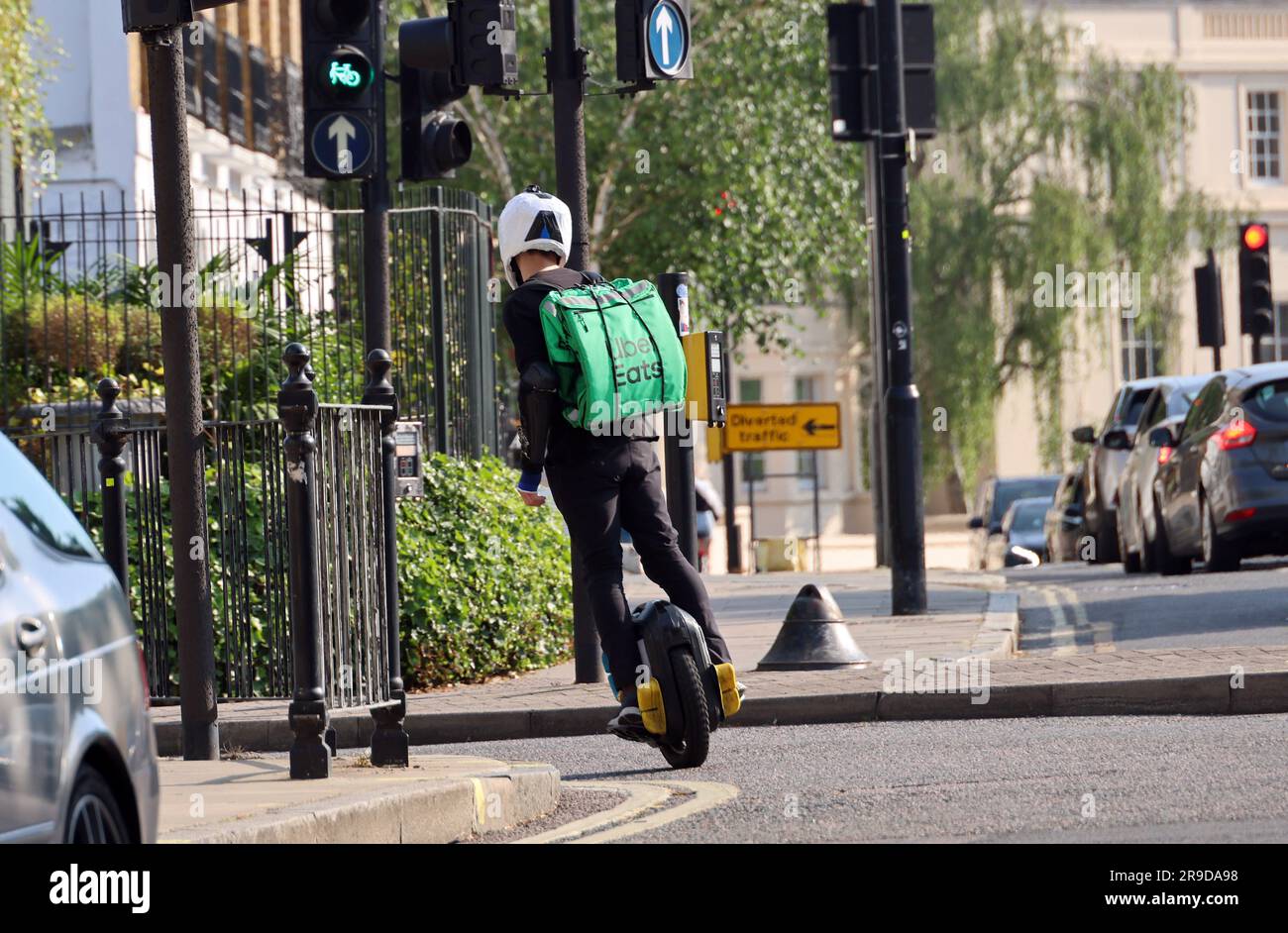 Il PIC mostra: Consegna Uber su monociclo elettrico Foto Stock