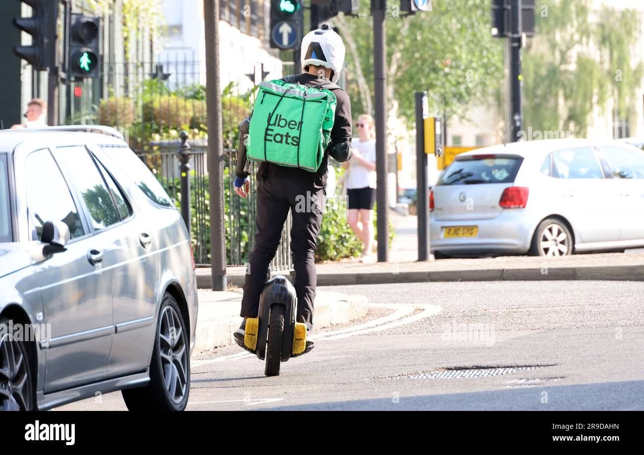 Il PIC mostra: Consegna Uber su monociclo elettrico Foto Stock