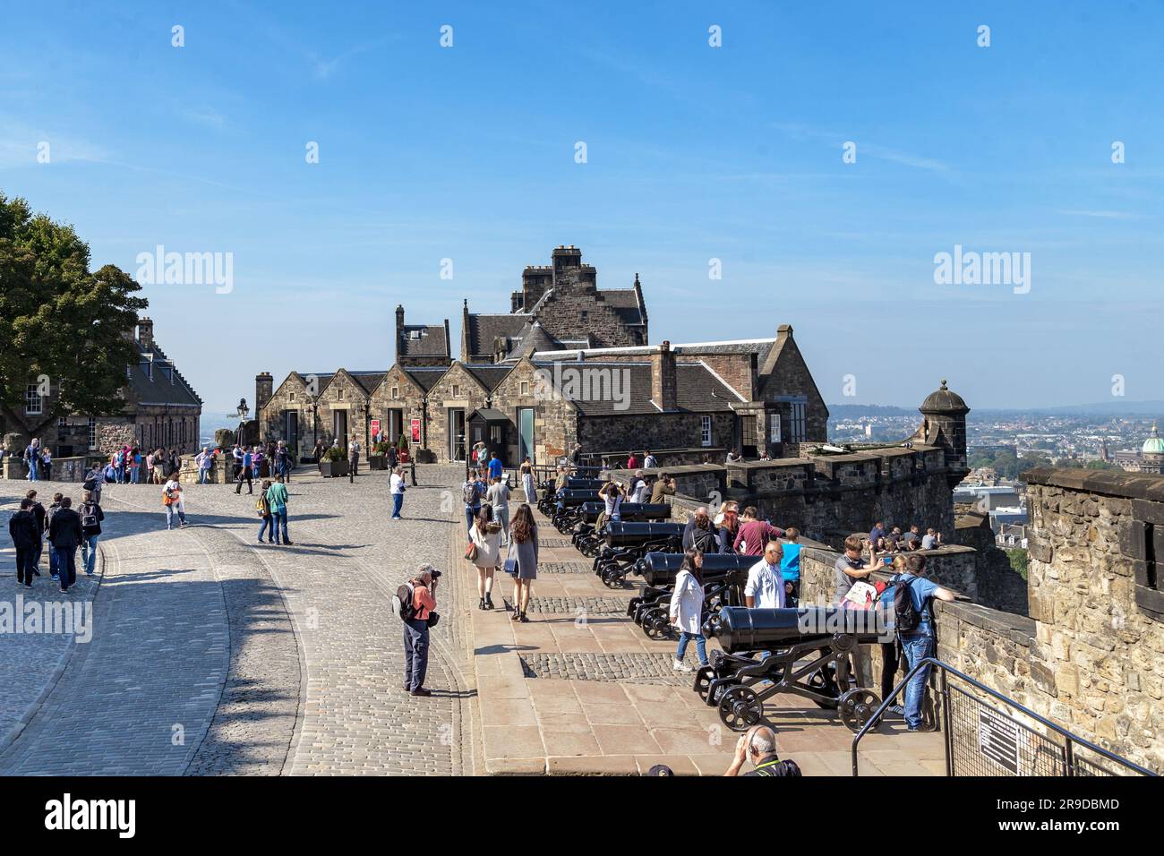 EDIMBURGO, GRAN BRETAGNA - 10 SETTEMBRE 2014: Si tratta di una batteria di artiglieria sulle mura del castello di Edimburgo, che funge da piattaforma di osservazione per m. Foto Stock