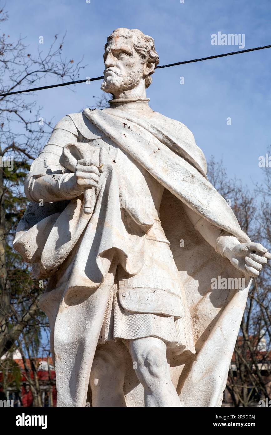 Madrid, Spagna - 16 febbraio 2022: Statue di personaggi reali spagnoli nella Plaza de Oriente di Madrid, capitale della Spagna. Ordono II, re di Leon. Foto Stock