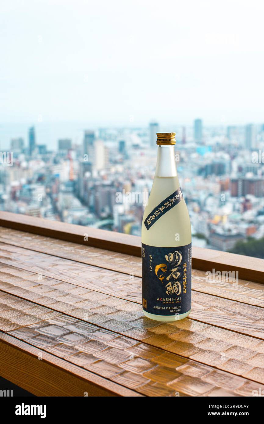 Bottiglia di sake con paesaggio urbano Foto Stock