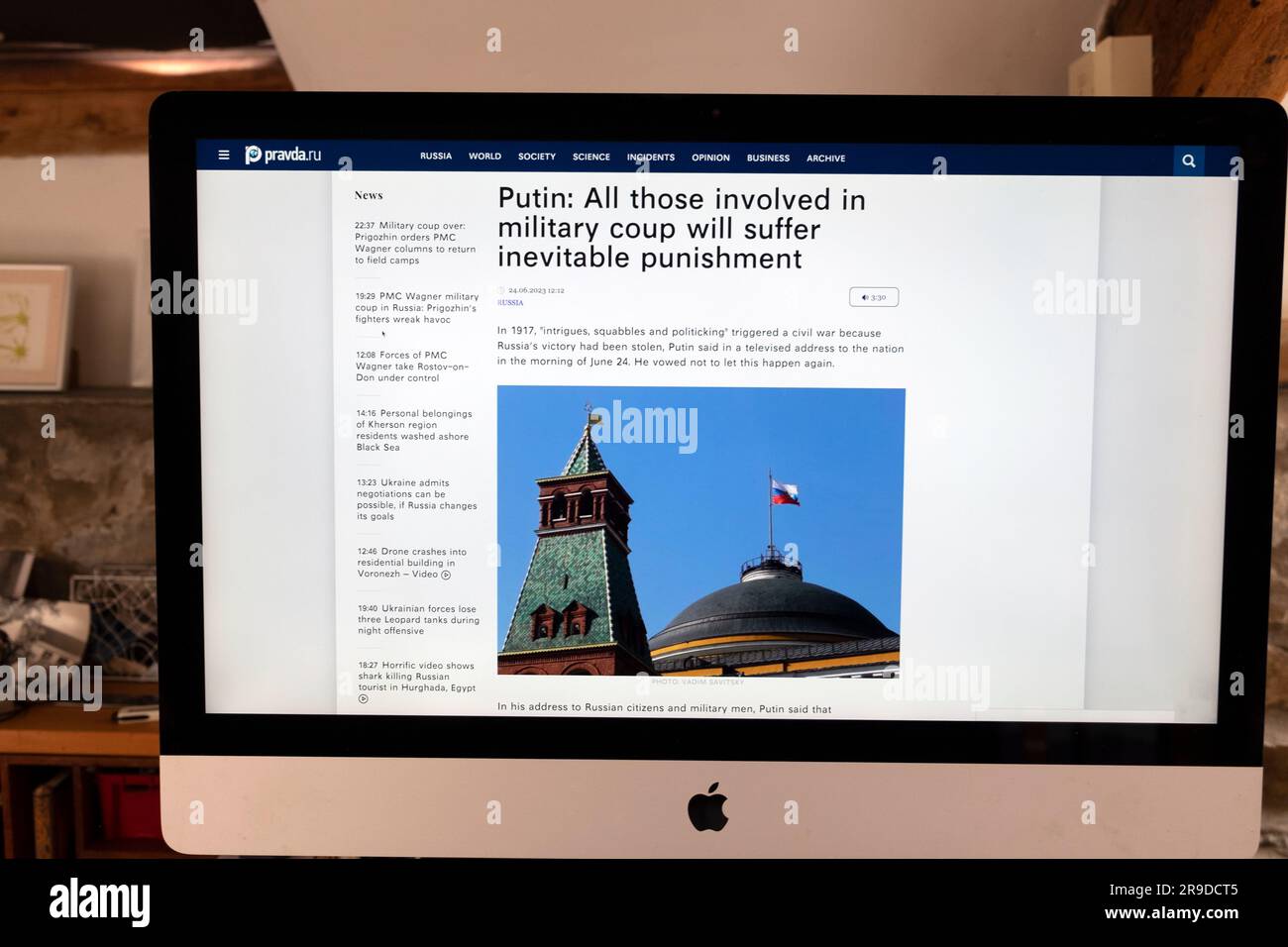 "Tutti coloro che sono coinvolti in un colpo di stato militare subiranno inevitabili punizioni" schermata del sito di notizie Pravda Wagner Group Russia Rivolting 2023 Foto Stock