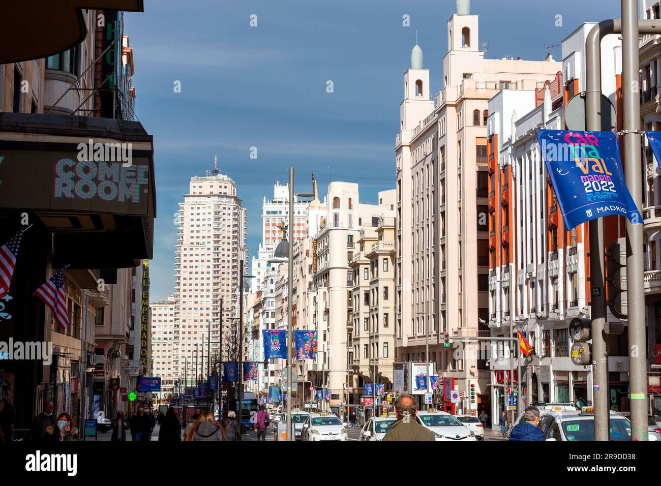 Madrid, Spagna - FEB 16, 2022: La Gran via è una delle aree commerciali più importanti di Madrid, con un gran numero di hotel e cinema. Foto Stock