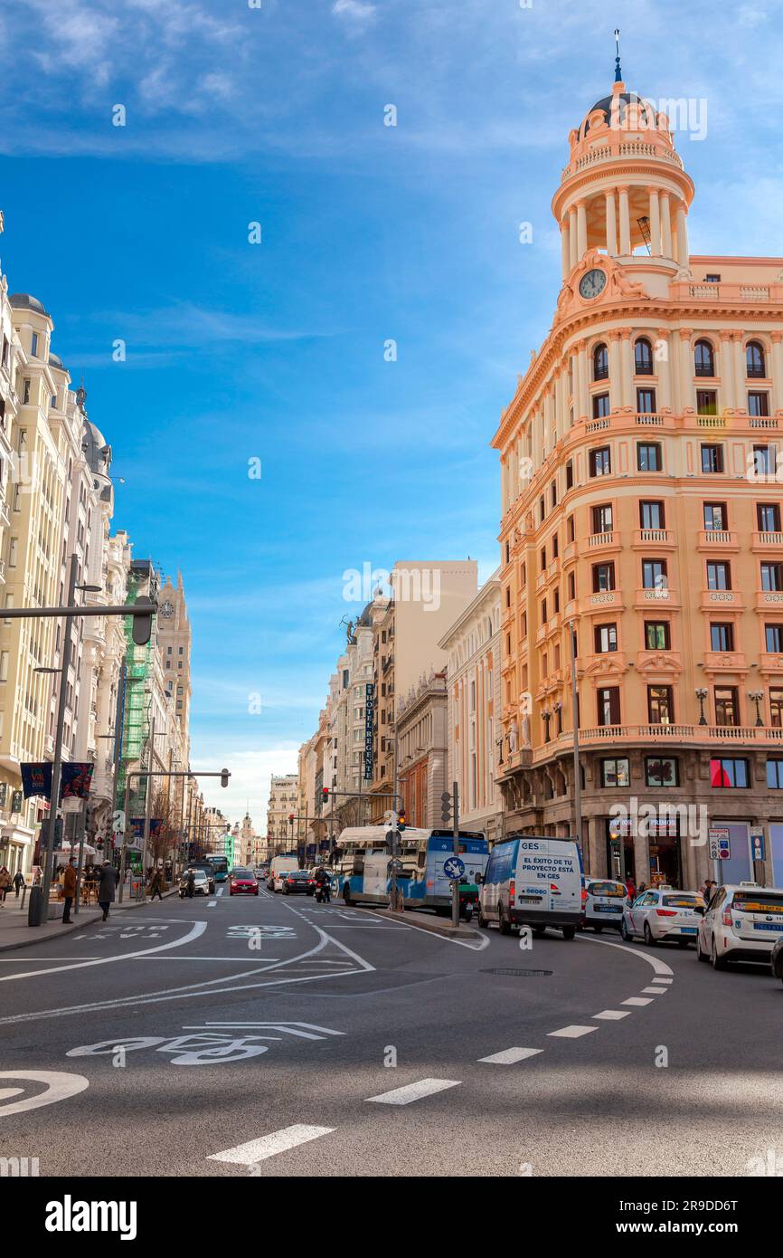 Madrid, Spagna - FEB 16, 2022: La Gran via è una delle aree commerciali più importanti di Madrid, con un gran numero di hotel e cinema. Foto Stock