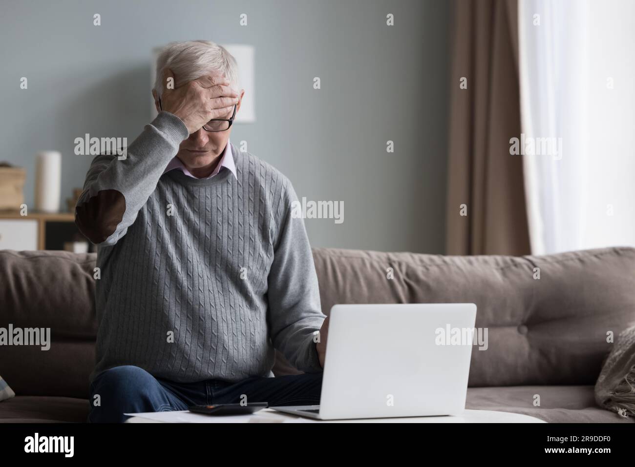 Il vecchio infelice e frustrato ha problemi finanziari e si sente stressato Foto Stock