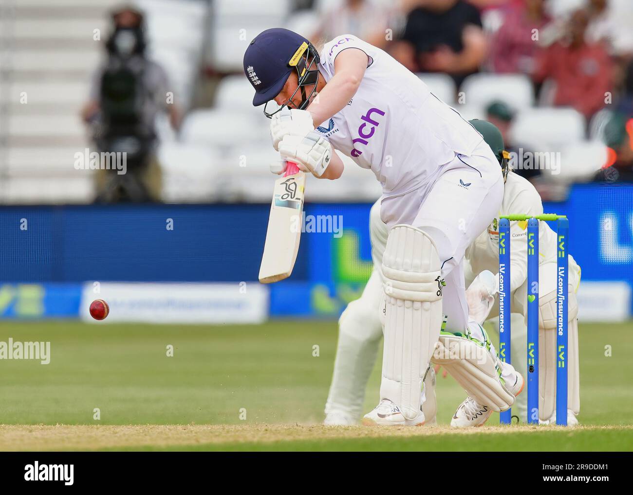 Trent Bridge Cricket Stadium, Nottingham, Regno Unito. 26 giugno 2023. Inghilterra contro Australia nella partita Ashes Cricket test. Sophie Ecclestone (Inghilterra) in battuta. Immagine: Mark Dunn/Alamy Live News Foto Stock