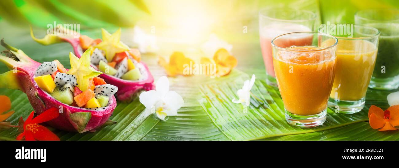 Bevande fresche estive e Macedonia di frutta Foto Stock