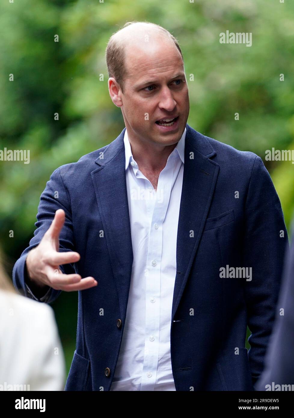 Il Principe di Galles durante una visita al Faithworks Carpentry Workshop a Bournemouth, Dorset, come parte del suo tour nel Regno Unito per lanciare un progetto volto a porre fine ai senzatetto. Data immagine: Lunedì 26 giugno 2023. Foto Stock
