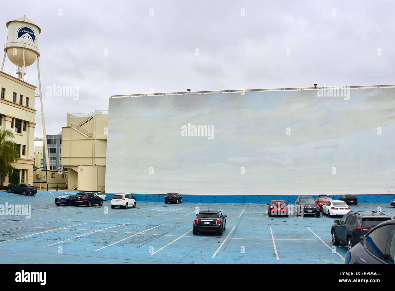Blue Sky Tank con schermo gigante utilizzato per le riprese in acqua e come parcheggio per dipendenti Paramount Studios Hollywood Los Angeles California USA Foto Stock