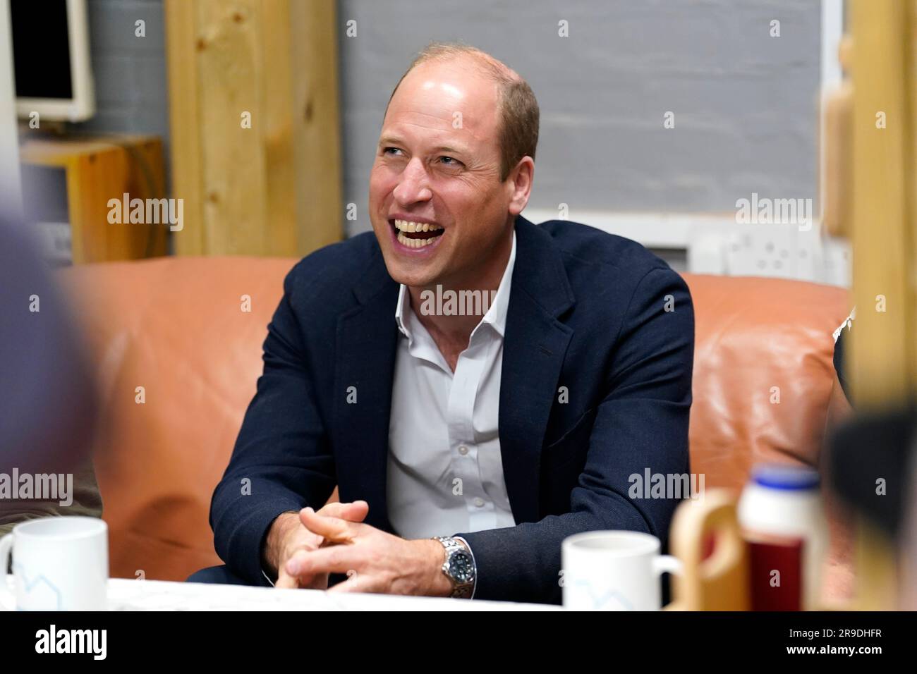 Il Principe di Galles durante una visita al Faithworks Carpentry Workshop a Bournemouth, Dorset, come parte del suo tour nel Regno Unito per lanciare un progetto volto a porre fine ai senzatetto. Data immagine: Lunedì 26 giugno 2023. Foto Stock