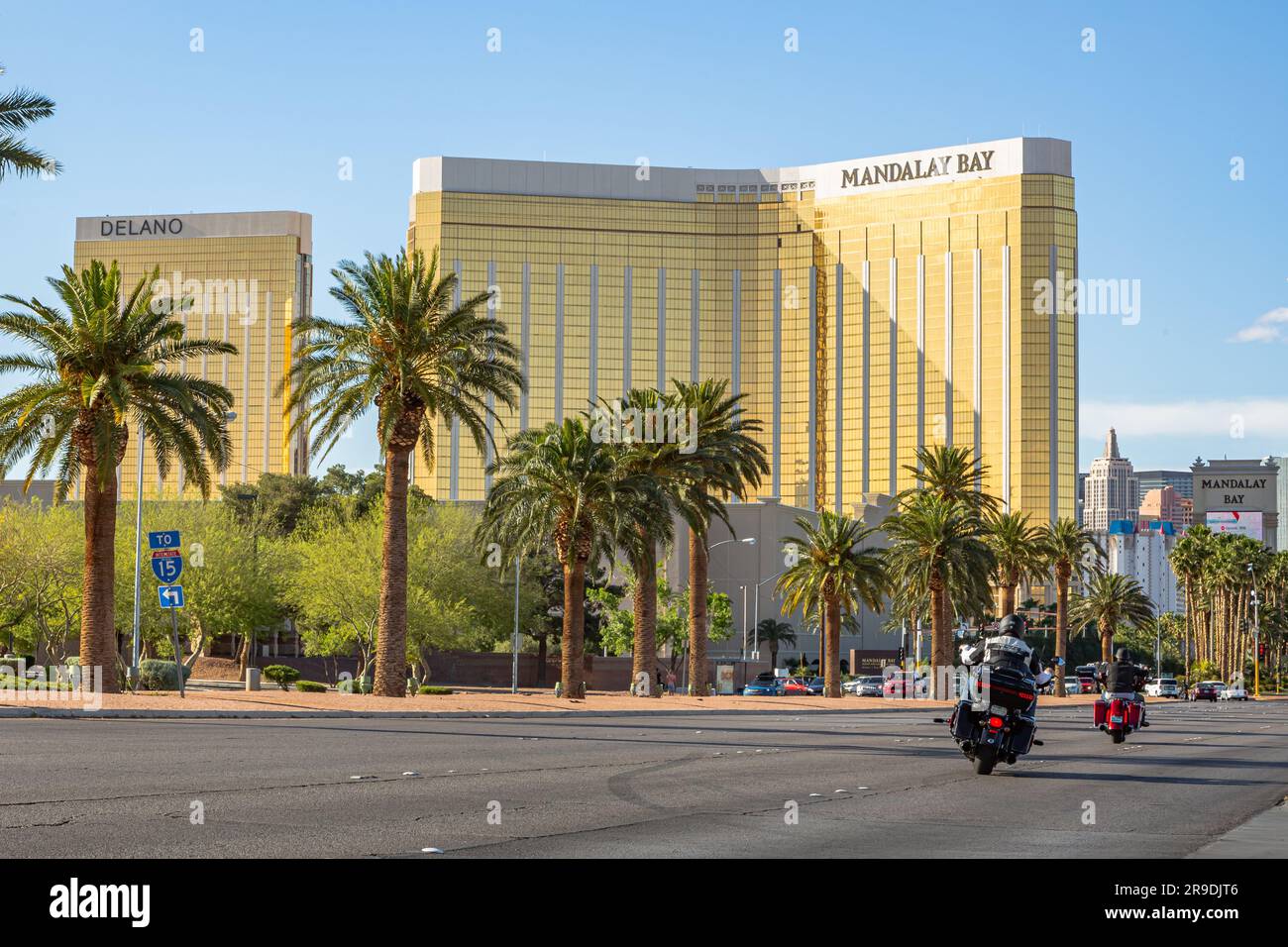 Las Vegas, Nevada - Aprile 2017: Mandalay Bay. Entrando a Las Vegas, Mandalay Bay è il primo hotel sul viale principale della città. La facciata dorata della Baia di Mandalay risplende nei raggi del sole. Foto Stock